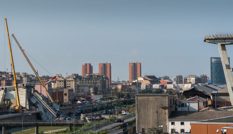 Tecnici all opera per verificare le cause del crollo ponte Morandi