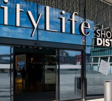 In attesa della terza torre, la cui chiusura lavori è prevista a fine 2020, CityLife Shopping District è già operativo e inserito perfettamente nell'articolato piano di sviluppo urbanistico del quartiere Milano CityLife, varato nel 2004. Un progetto che si sviluppa su una superficie complessiva di 366.000 metri quadri che rappresenta un nuovo concept di quartiere, in un mix articolato e bilanciato di residenze e uffici, servizi e spazi pubblici, design, tecnologia, sostenibilità ed energie pulite. Aree verdi, la più estesa isola pedonale della città, il più grande centro commerciale urbano d’Italia - CityLife Shopping District, che ospita un mix di 100 esercizi commerciali dedicati allo shopping, al lifestyle, alla ristorazione, ai servizi, al tempo libero ed all'intrattenimento - ma soprattutto grattacieli e palazzi residenziali a firma di architetti di fama internazionale che hanno radicalmente trasformato nel corso degli anni lo skyline di Milano. In questo contesto IPM Italia – www.ipmitalia.it tra le più importanti aziende italiane nel settore della produzione e posa di pavimentazioni in resina per indoor ed in graniglia naturale per outdoor - ha di recente terminato il progetto di pavimentazione dell’area esterna per il maestoso palazzo delle Assicurazioni Generali: inaugurato nel 2017 è il cosiddetto palazzo “storto”, frutto dello studio di progettazione Zaha Hadid Architects, che completa il trittico delle Archistar insieme al palazzo "dritto" di Isozaki e il palazzo "curvo" di Libeskind. Di questo specifico progetto di pavimentazione ci parla Andrea Tumiatti, Project Manager IPM Geodrena® che ha seguito tutte le fasi di sviluppo: “Si trattava di mettere in posa 900 metri quadri di pavimentazione che accompagnassero le persone dall’entrata di CityLife Shopping District fino alla Torre Generali: la richiesta del costruttore era di rendere quest’area fruibile e calpestabile nel minor tempo possibile, mantenendo massima fedeltà al progetto architettonico originale. Un tracciato geometrico, particolari accostamenti cromatici e una specifica palette colori. Queste le condizioni di partenza. IPM GeoDrena® si è rivelato fin da subito il sistema più adatto, non solo perché il prodotto ha risposto perfettamente alle richieste di capitolato, ma anche perché IPM Italia si è proposta come interlocutrice diretta di produzione, progettazione e posa garantendo, con i suoi oltre 35 anni di esperienza, grande capacità di gestione dei cantieri e rispetto dei tempi di esecuzione.” IPM GeoDrena® nasce nel laboratorio interno IPM Italia, da sempre impegnata nel campo della Ricerca e Sviluppo. Si tratta di un sistema di rivestimento specifico per pavimentazioni continue all’aperto: è eco-compatibile, drenante, traspirante e grazie alla varietà e combinazione di colori e tagli delle graniglie naturali di pregio (marmo, quarzo, porfido, serpentino o granito) si integra perfettamente in qualsiasi spazio urbano esaltandone valore, estetica e fruibilità. Resistente all’usura, ai cicli gelo-disgelo e straordinariamente duraturo nel tempo, offre infinite possibilità di personalizzazione adattandosi a molteplici destinazioni d’uso. La velocità di posa, altra caratteristica distintiva di IPM GeoDrena®, è risultata fondamentale per rispondere a una delle criticità del cantiere CityLife: l’impossibilità di chiudere al transito la zona da pavimentare. La squadra certificata IPM Italia ha mescolato direttamente in cantiere gli inerti con il legante eco-friendly di sua formulazione esclusiva e ha posato la miscela in sole 8 ore lavorative, in notturna. La tecnica di posa in sequenza ha permesso la replica fedele del disegno e l’accostamento di colori preventivamente definito. Cruciale per la scelta anche l’elevata capacità drenante di IPM GeoDrena®, circa 2700 l/min/mq, e la capacità di contrastare l’isola di calore che tende a raffrescare il sistema quando le temperature si alzano inesorabili. "In città, dove soprattutto in estate si verifica il fenomeno delle ‘isole di calore’, le proprietà termiche delle pavimentazioni sono estremamente importanti - prosegue Tumiatti. L’indice SRI di IPM GeoDrena® si attesta intorno a 47.1, consentendo un’importante riduzione del calore nel periodo estivo. Questo dato, oltre a garantire comfort e una buona vivibilità dello spazio anche durante la stagione calda, si traduce in una maggiore compatibilità del sistema con l’ambiente circostante, riduzione dei consumi e una sostenibilità dell’intero progetto sul lungo periodo”. Chi è IPM Italia? Conosciamo i protagonisti dell’edilizia! Attiva dal 1981, IPM Italia è oggi uno dei top player nel campo della produzione e posa di pavimentazioni continue per indoor e outdoor. Pionieri nel campo dei rivestimenti resinosi tecnici, ancora oggi core business dell’azienda, IPM Italia negli anni si è impegnata molto in ambito Ricerca e Sviluppo portando alla luce una serie di sistemi specifici per pavimentazioni interne ed esterne, come IPM GeoDrena® e la linea all’acqua traspirante. IPM Italia da sempre mira ad avere un comportamento aziendale rispettoso dell’ambiente: formula prodotti con un basso impatto ambientale caratterizzati da emissioni VOC bassissime se non nulle e opera secondo un proprio Sistema di Gestione Qualità, Ambiente, e Sicurezza Certificato UNI EN ISO 9001:2008 e UNI EN ISO 14001:2004. Con la propria struttura basata sul laboratorio interno, le squadre certificate e la rete tecnico-commerciale distribuita su territorio nazionale ed internazionale IPM Italia è in grado di garantire la formula All in One: gestione unica e diretta di formulazione, produzione, commercializzazione e posa di tutte le pavimentazioni.