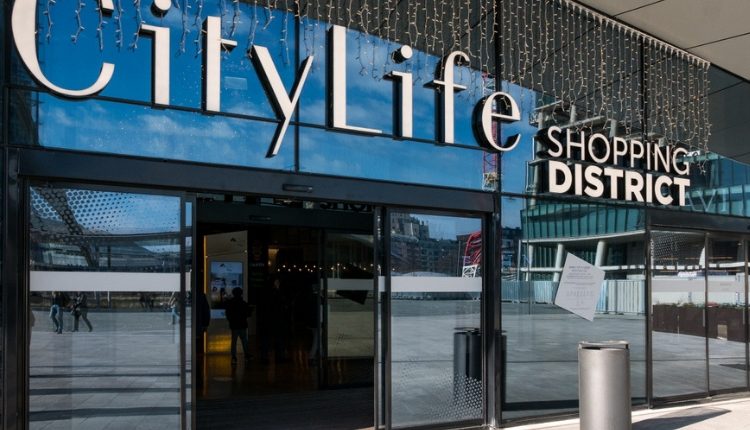 In attesa della terza torre, la cui chiusura lavori è prevista a fine 2020, CityLife Shopping District è già operativo e inserito perfettamente nell'articolato piano di sviluppo urbanistico del quartiere Milano CityLife, varato nel 2004. Un progetto che si sviluppa su una superficie complessiva di 366.000 metri quadri che rappresenta un nuovo concept di quartiere, in un mix articolato e bilanciato di residenze e uffici, servizi e spazi pubblici, design, tecnologia, sostenibilità ed energie pulite. Aree verdi, la più estesa isola pedonale della città, il più grande centro commerciale urbano d’Italia - CityLife Shopping District, che ospita un mix di 100 esercizi commerciali dedicati allo shopping, al lifestyle, alla ristorazione, ai servizi, al tempo libero ed all'intrattenimento - ma soprattutto grattacieli e palazzi residenziali a firma di architetti di fama internazionale che hanno radicalmente trasformato nel corso degli anni lo skyline di Milano. In questo contesto IPM Italia – www.ipmitalia.it tra le più importanti aziende italiane nel settore della produzione e posa di pavimentazioni in resina per indoor ed in graniglia naturale per outdoor - ha di recente terminato il progetto di pavimentazione dell’area esterna per il maestoso palazzo delle Assicurazioni Generali: inaugurato nel 2017 è il cosiddetto palazzo “storto”, frutto dello studio di progettazione Zaha Hadid Architects, che completa il trittico delle Archistar insieme al palazzo "dritto" di Isozaki e il palazzo "curvo" di Libeskind. Di questo specifico progetto di pavimentazione ci parla Andrea Tumiatti, Project Manager IPM Geodrena® che ha seguito tutte le fasi di sviluppo: “Si trattava di mettere in posa 900 metri quadri di pavimentazione che accompagnassero le persone dall’entrata di CityLife Shopping District fino alla Torre Generali: la richiesta del costruttore era di rendere quest’area fruibile e calpestabile nel minor tempo possibile, mantenendo massima fedeltà al progetto architettonico originale. Un tracciato geometrico, particolari accostamenti cromatici e una specifica palette colori. Queste le condizioni di partenza. IPM GeoDrena® si è rivelato fin da subito il sistema più adatto, non solo perché il prodotto ha risposto perfettamente alle richieste di capitolato, ma anche perché IPM Italia si è proposta come interlocutrice diretta di produzione, progettazione e posa garantendo, con i suoi oltre 35 anni di esperienza, grande capacità di gestione dei cantieri e rispetto dei tempi di esecuzione.” IPM GeoDrena® nasce nel laboratorio interno IPM Italia, da sempre impegnata nel campo della Ricerca e Sviluppo. Si tratta di un sistema di rivestimento specifico per pavimentazioni continue all’aperto: è eco-compatibile, drenante, traspirante e grazie alla varietà e combinazione di colori e tagli delle graniglie naturali di pregio (marmo, quarzo, porfido, serpentino o granito) si integra perfettamente in qualsiasi spazio urbano esaltandone valore, estetica e fruibilità. Resistente all’usura, ai cicli gelo-disgelo e straordinariamente duraturo nel tempo, offre infinite possibilità di personalizzazione adattandosi a molteplici destinazioni d’uso. La velocità di posa, altra caratteristica distintiva di IPM GeoDrena®, è risultata fondamentale per rispondere a una delle criticità del cantiere CityLife: l’impossibilità di chiudere al transito la zona da pavimentare. La squadra certificata IPM Italia ha mescolato direttamente in cantiere gli inerti con il legante eco-friendly di sua formulazione esclusiva e ha posato la miscela in sole 8 ore lavorative, in notturna. La tecnica di posa in sequenza ha permesso la replica fedele del disegno e l’accostamento di colori preventivamente definito. Cruciale per la scelta anche l’elevata capacità drenante di IPM GeoDrena®, circa 2700 l/min/mq, e la capacità di contrastare l’isola di calore che tende a raffrescare il sistema quando le temperature si alzano inesorabili. "In città, dove soprattutto in estate si verifica il fenomeno delle ‘isole di calore’, le proprietà termiche delle pavimentazioni sono estremamente importanti - prosegue Tumiatti. L’indice SRI di IPM GeoDrena® si attesta intorno a 47.1, consentendo un’importante riduzione del calore nel periodo estivo. Questo dato, oltre a garantire comfort e una buona vivibilità dello spazio anche durante la stagione calda, si traduce in una maggiore compatibilità del sistema con l’ambiente circostante, riduzione dei consumi e una sostenibilità dell’intero progetto sul lungo periodo”. Chi è IPM Italia? Conosciamo i protagonisti dell’edilizia! Attiva dal 1981, IPM Italia è oggi uno dei top player nel campo della produzione e posa di pavimentazioni continue per indoor e outdoor. Pionieri nel campo dei rivestimenti resinosi tecnici, ancora oggi core business dell’azienda, IPM Italia negli anni si è impegnata molto in ambito Ricerca e Sviluppo portando alla luce una serie di sistemi specifici per pavimentazioni interne ed esterne, come IPM GeoDrena® e la linea all’acqua traspirante. IPM Italia da sempre mira ad avere un comportamento aziendale rispettoso dell’ambiente: formula prodotti con un basso impatto ambientale caratterizzati da emissioni VOC bassissime se non nulle e opera secondo un proprio Sistema di Gestione Qualità, Ambiente, e Sicurezza Certificato UNI EN ISO 9001:2008 e UNI EN ISO 14001:2004. Con la propria struttura basata sul laboratorio interno, le squadre certificate e la rete tecnico-commerciale distribuita su territorio nazionale ed internazionale IPM Italia è in grado di garantire la formula All in One: gestione unica e diretta di formulazione, produzione, commercializzazione e posa di tutte le pavimentazioni.