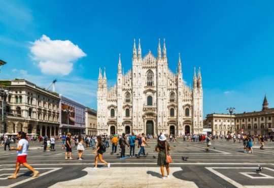 Il Comune di Milano cerca uno sponsor per le aiuole in piazza Duomo