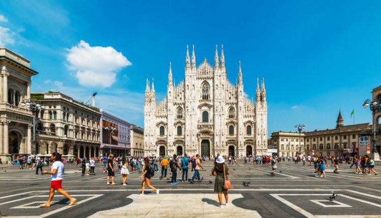 Il Comune di Milano cerca uno sponsor per le aiuole in piazza Duomo