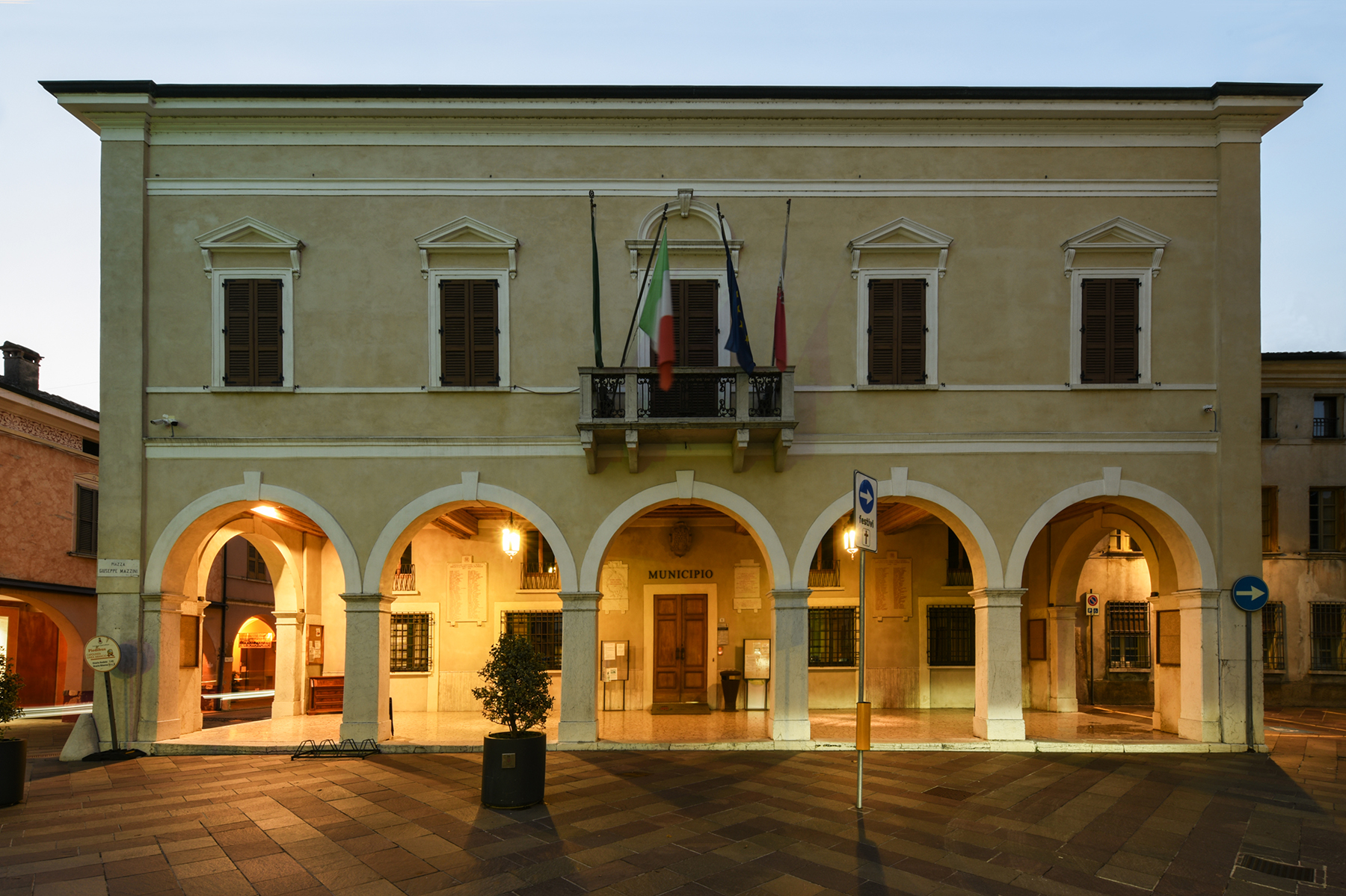 EDIFICIO COMUNALE | Castel Goffredo - Mantova – Italia. Case Study PERFOMANCE iN LIGHTING.