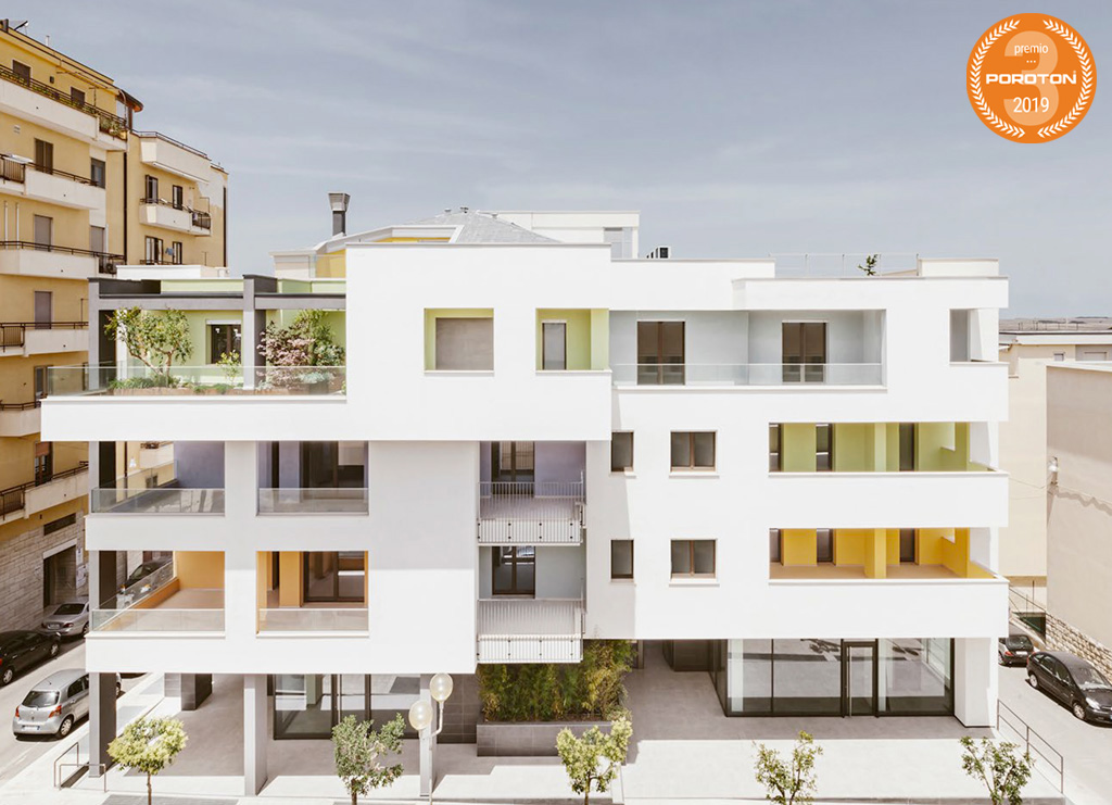 Condominio Viale Martiri del 1799 con murature di tamponamento realizzate con blocchi POROTON®