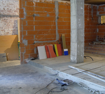 Demolizione tramezzo e responsabilità civile: quando un intervento interno provoca danni strutturali