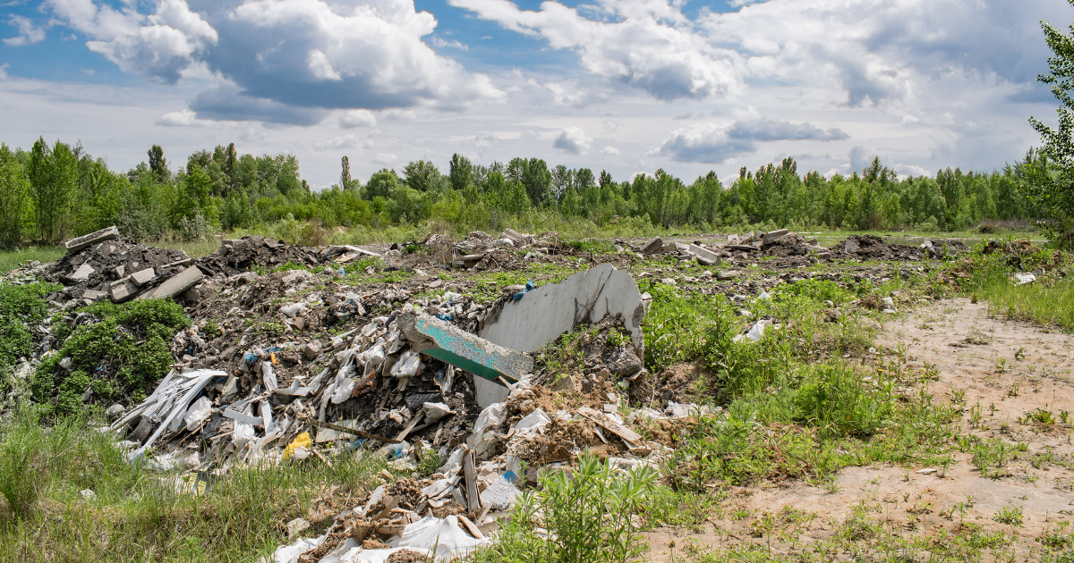 Discarica abusiva e abbandono di rifiuti: differenze, sanzioni e responsabilità